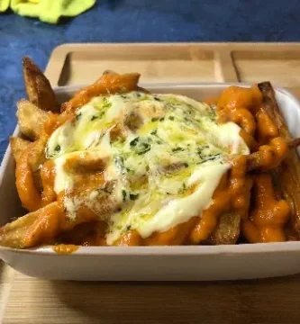 Patatas bravas con alioli y salsa verde