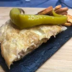 Pincho de tortilla de patatas acompañada de una guindilla