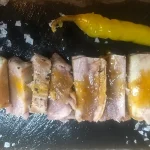 Filete de atún a la plancha servido con salsa cítrica y sal en escamas