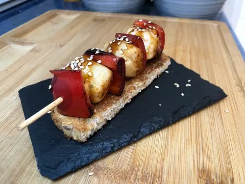 Brocheta de viera con pimientos y sésamo