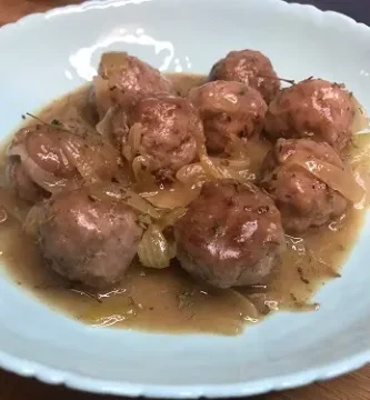 Albóndigas en salsa de cebolla. Servidas bien calientes.