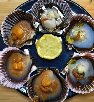 Zamburiñas a la plancha con zumo de limón y salsa picante