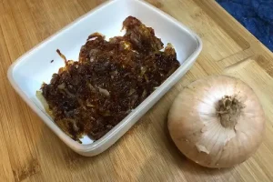 Cebolla caramelizada en un cuenco.