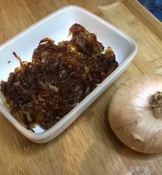 Cebolla caramelizada en un cuenco.