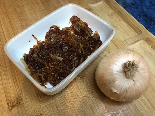 Cebolla caramelizada en un cuenco.