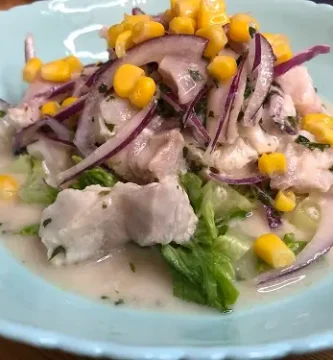 Ceviche de pescado con leche de tigre.