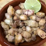 Chopitos fritos con harina y acompañados con limón.