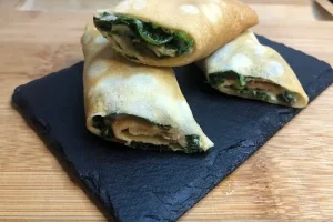 Crepes rellenos de espinacas y queso en crema.