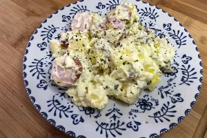 Ensalada alemana con patatas, salchicha, mayonesa y alcaparras