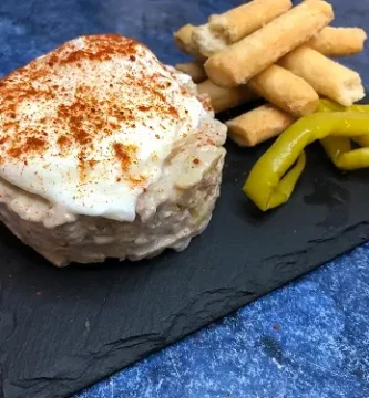 Ensaladilla de navidad con huevo pochado por encima.