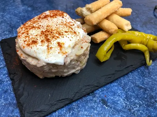 Ensaladilla de navidad con huevo pochado por encima.