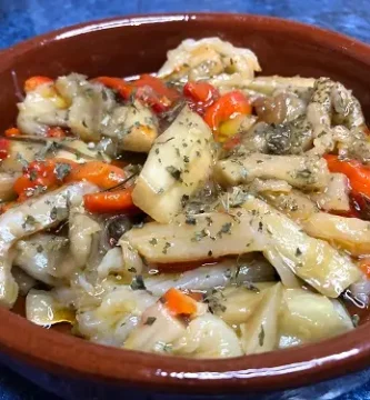 Espencat o aspancat de pimientos rojos, berenjena y bacalado desmigado.