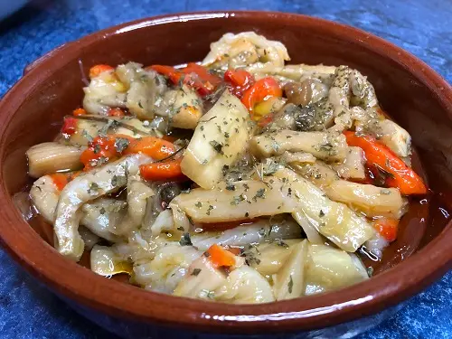 Espencat o aspancat de pimientos rojos, berenjena y bacalado desmigado.