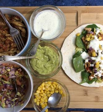 Fajitas con varias salsas y aderezos