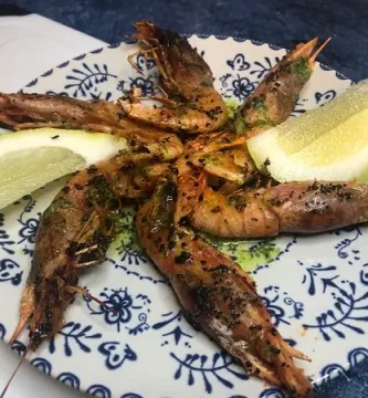 Gambas cocinadas a la plancha con limón y ajo perejil.