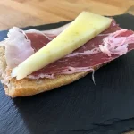 Tapa de jamón y queso manchego