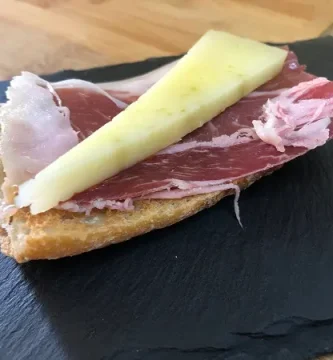 Tapa de jamón y queso manchego