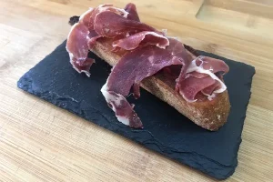 Tosta de jamón y ajo restregado