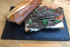 Montadito de anchoas y tomates