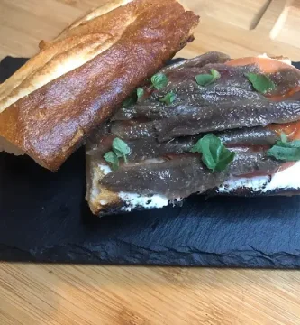 Montadito de anchoas y tomates