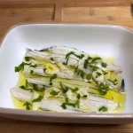 Boquerones en vinagre con ajo y perejil.