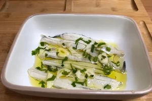 Boquerones en vinagre con ajo y perejil.