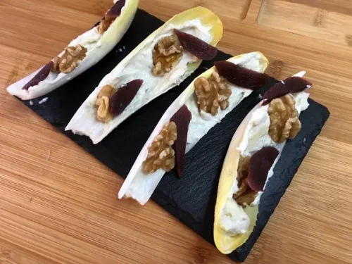 Endivias con roquefort, nueces y mango deshidratado.