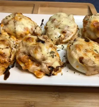 Huevos rellenos de atún con tomate y maíz. Gratinados al horno y servidos con vinagre balsámico.