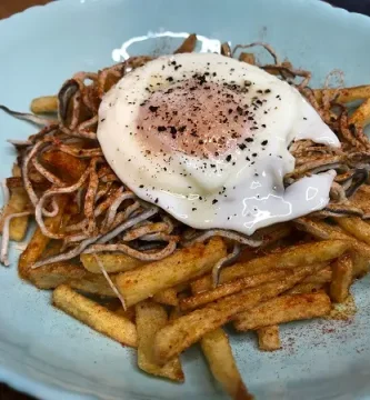 Huevos rotos con gulas