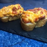 Tapa de revuelto de pimientos y queso.