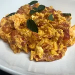 Huevos revueltos con tomate y queso feta