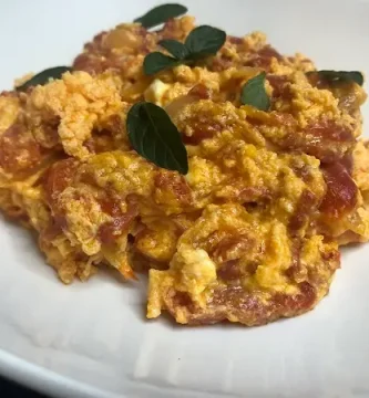 Huevos revueltos con tomate y queso feta