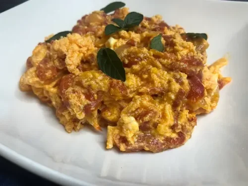 Huevos revueltos con tomate y queso feta