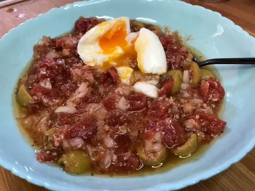 Ensalada murciana con huevo duro.
