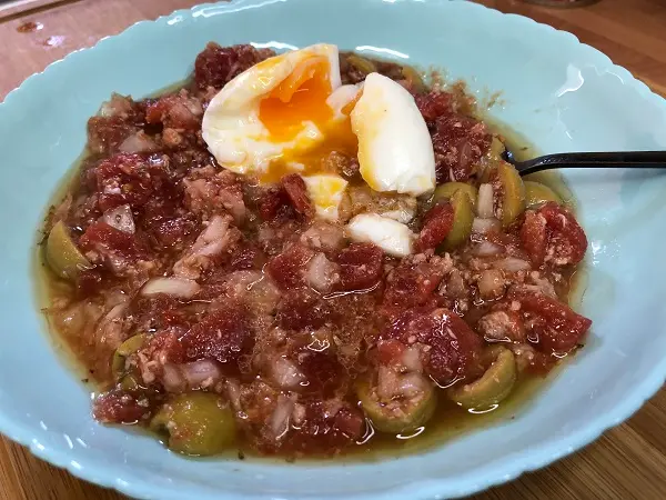 Ensalada murciana con huevo duro.