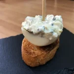 Huevos rellenos de salsa tzatziki