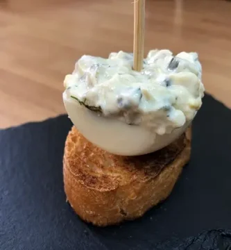 Huevos rellenos de salsa tzatziki