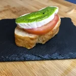 Pincho de tomate y mozzarella