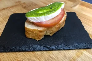 Pincho de tomate y mozzarella